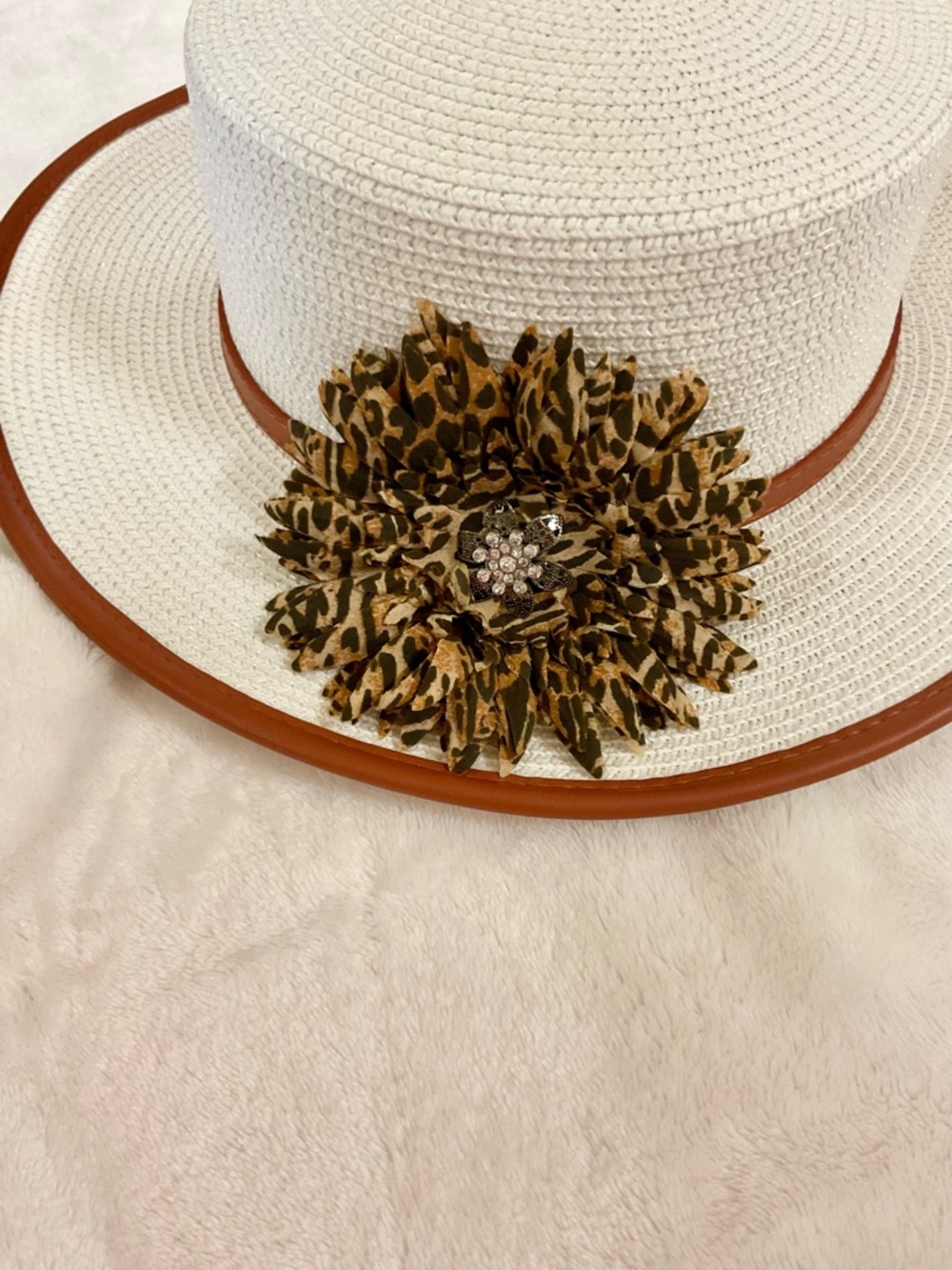 British Flat Top Wide Brim White Straw Hat Detachable Leopard Print Clip NWOT - Picture 4 of 14
